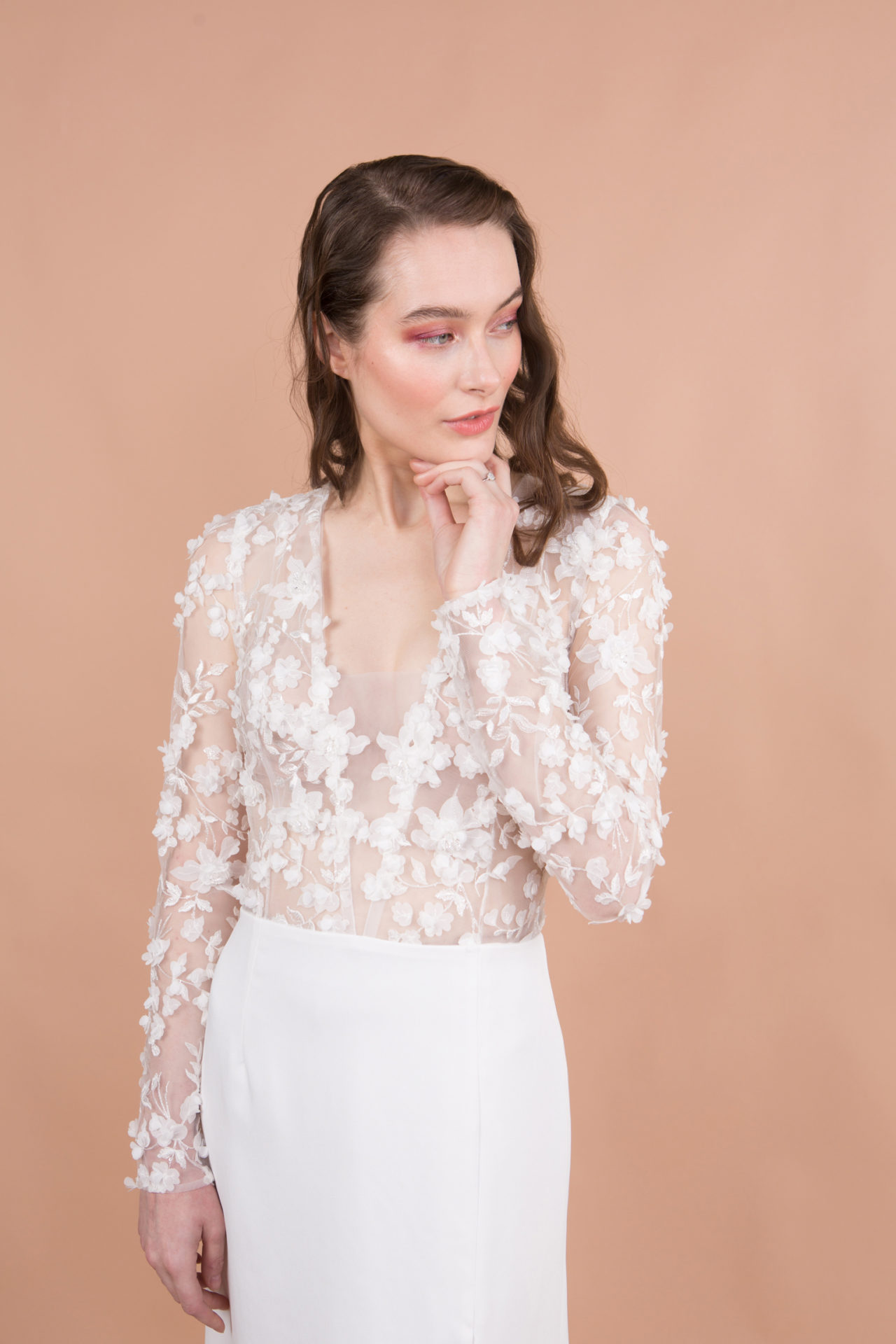 robe de mariée décolleté broderie