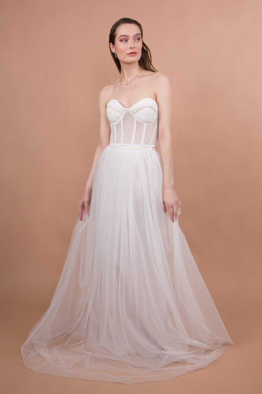 Ensemble de mariage avec un haut corset et une jupe en tulle